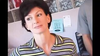 Sharon Mitchell feleségként cidázza és hátsó bejáratba veszi Mark Wood farkát retro stílusban