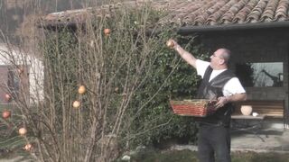 Gyönyörű világos szőke tini amatőr hátsó bejáratba rakva és szájba spriccelve nagy farasszal